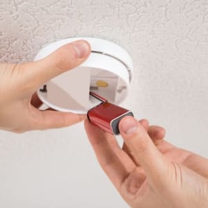 changing-smoke-alarm-battery